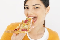 Mangiare la pizza con le mani? Gli esperti di galateo dicono si! Foto