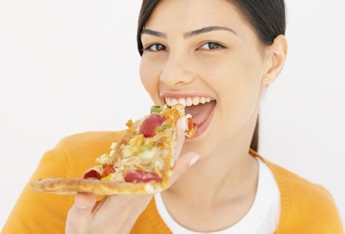 Mangiare la pizza con le mani? Gli esperti di galateo dicono si! Foto